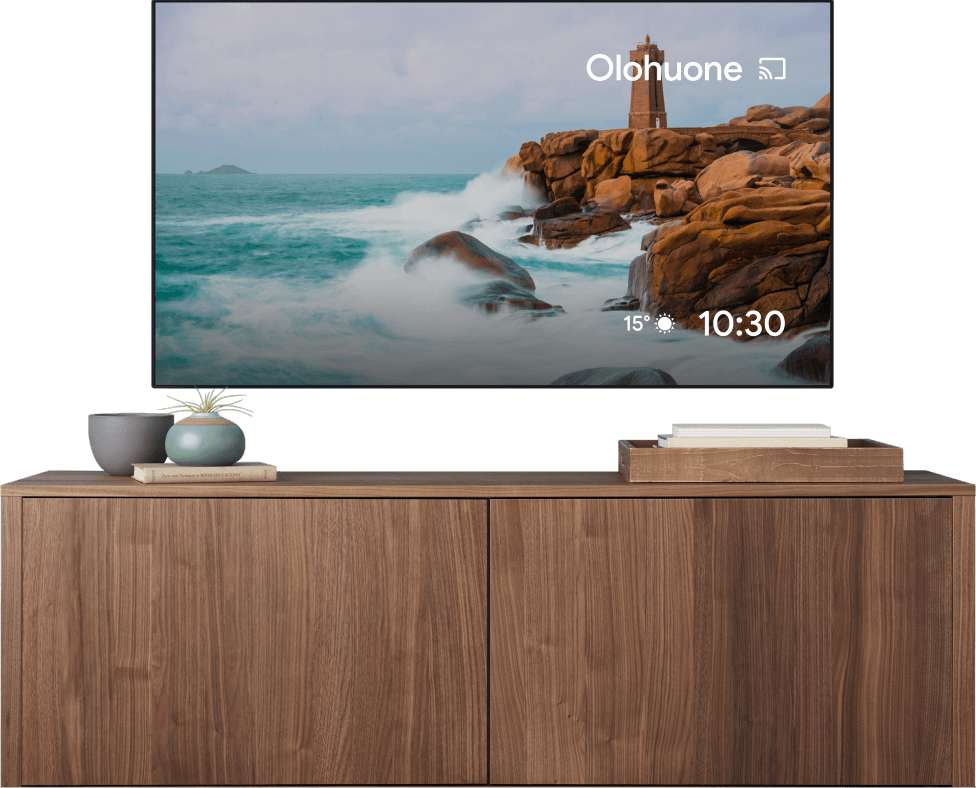 TV, jossa näkyy video taikinaa kaulitsevasta henkilöstä, ja samaa videota striimataan kannettavalta.