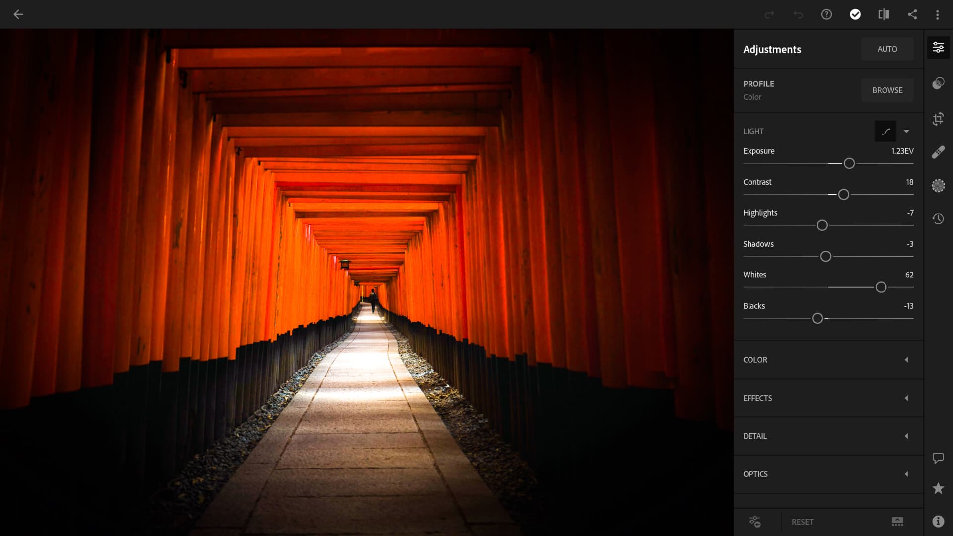 Adobe Photoshop Lightroom on maksuton, tehokas ja helppokäyttöinen kamera- ja kuvanmuokkaussovellus. Lightroomin avulla otat ja muokkaat kauniita kuvia ja kehityt paremmaksi valokuvaajaksi.