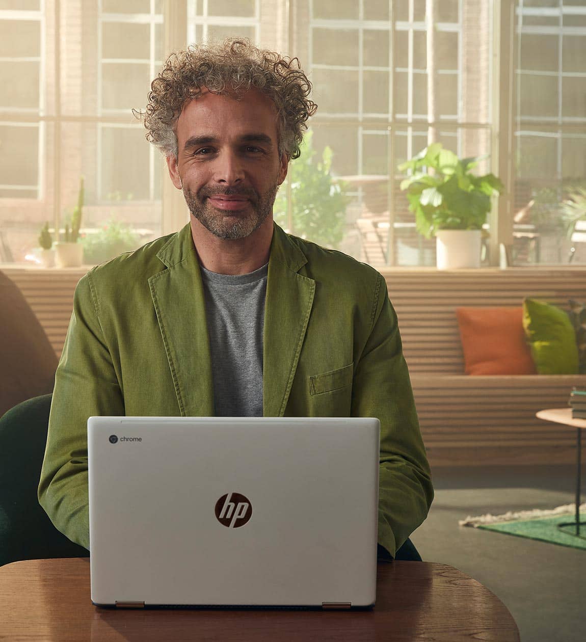 Kahvilassa oleva äiti valitsee Chromebookillaan käyttösääntöjä lapsiaan varten.