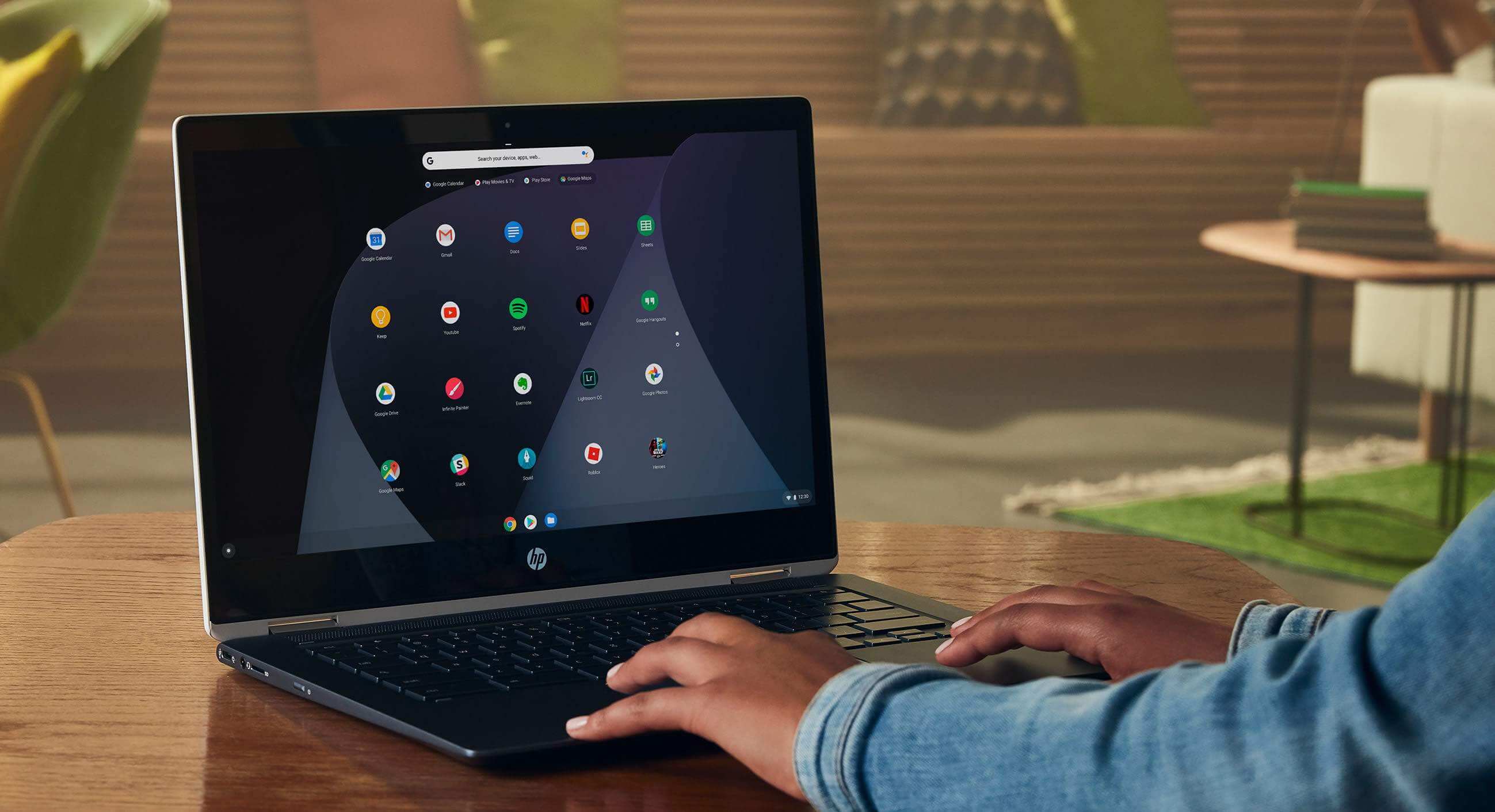 Nainen tekee kahvilassa värikorjauksia lomamatkalla otettuihin kuviin Chromebookin kosketusnäytöllä.